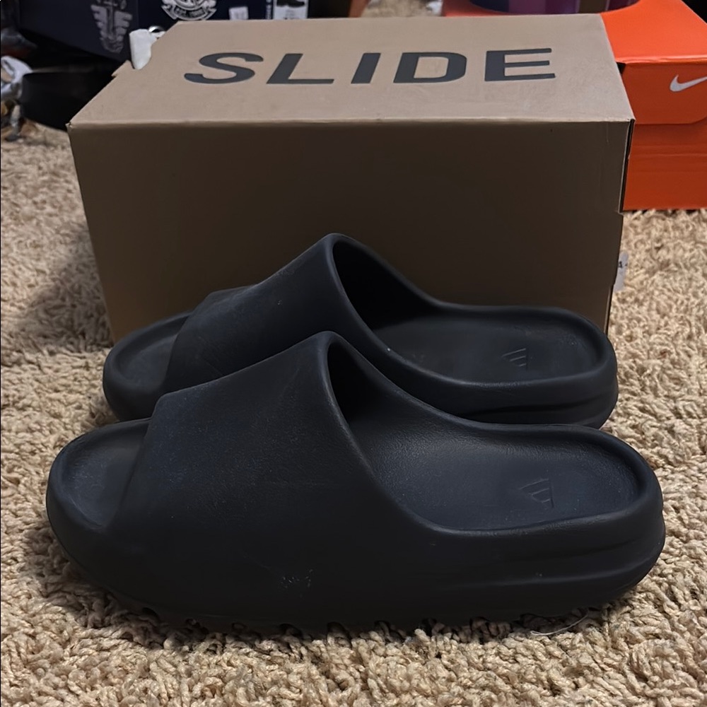 Men’s YEEZY slides size 8
